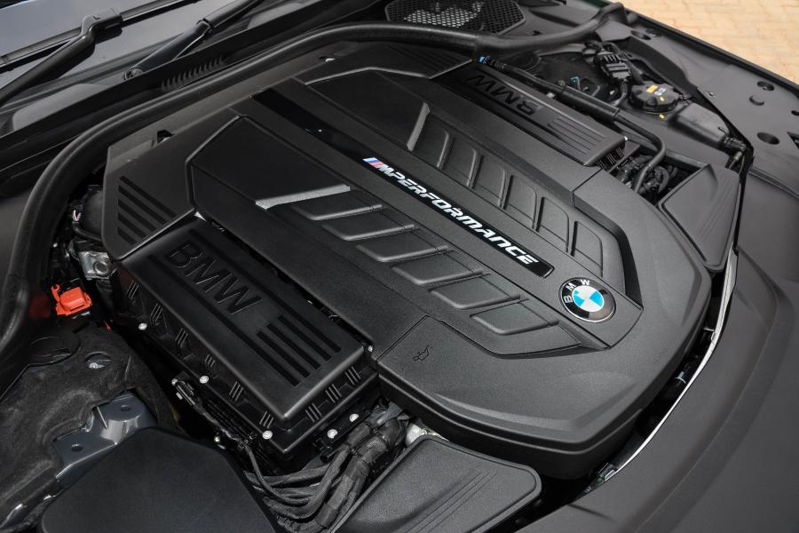Моторный отсек BMW M760Li xDrive (G12) 2019 года  (ZA) (фото 25 из 25)